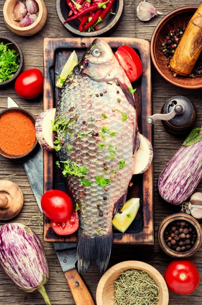 Frischer Fisch Mit Zutaten Zum Kochen Auf Schneidebrett Gesunde Ernährung — Stockfoto