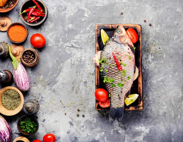 Frischer Fisch Mit Zutaten Zum Kochen Auf Schneidebrett Gesunde Ernährung — Stockfoto