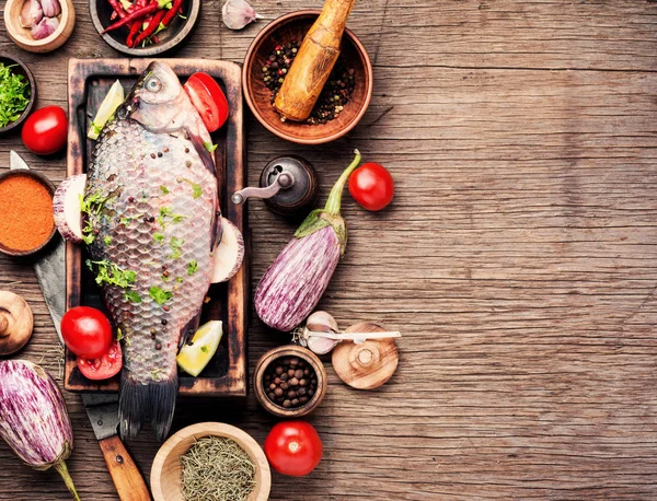 Frischer Fisch Mit Zutaten Auf Rustikalem Holzbrett — Stockfoto