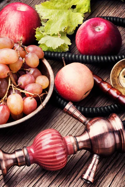 Orientaliska Röka Vattenpipa Med Smak Frukt Blandning Druvor Och Äpplen — Stockfoto