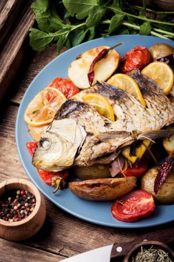 Limon ve garnitür ile lezzetli kızarmış balık