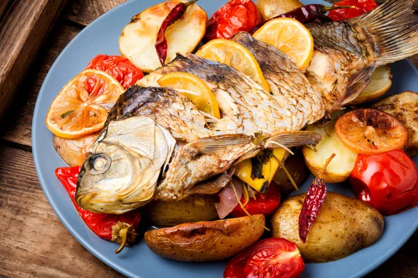 Läcker Grillad Fisk Med Citron Och Garnera — Stockfoto