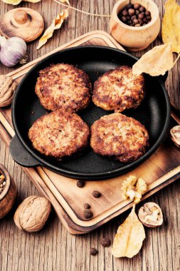 Ceviz üzerinden Ev yapımı sebze pirzola. Sağlıklı gıda.