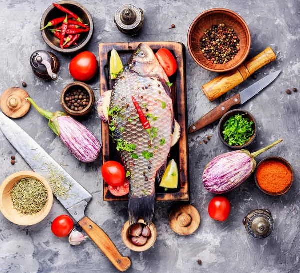 Pescado Fresco Con Ingredientes Para Cocinar Tabla Corte Concepto Cocina —  Fotos de Stock