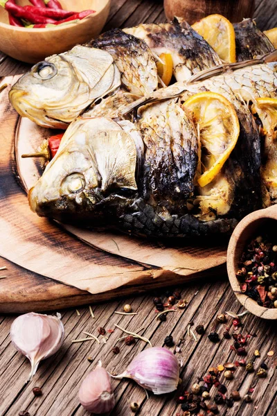 Peixe Grelhado Com Batata Limão Mesa Madeira — Fotografia de Stock