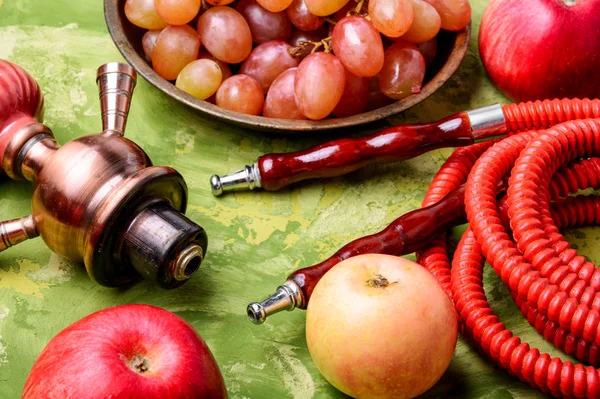 Fumar Narguile Turco Con Sabor Una Mezcla Frutas Uvas Manzanas — Foto de Stock