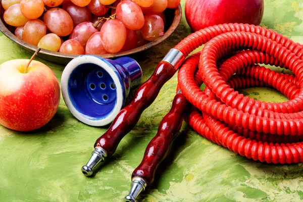 土耳其人吸烟的水烟壶与葡萄和苹果的水果混合物的味道 水烟概念 水烟果味 — 图库照片
