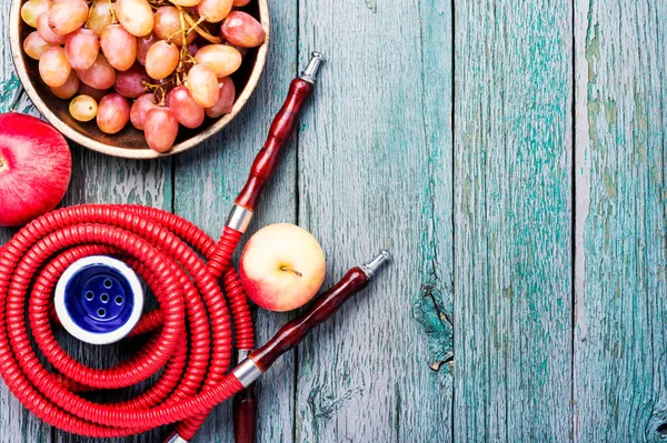 Fumar Narguile Turco Con Sabor Una Mezcla Frutas Uvas Manzanas — Foto de Stock