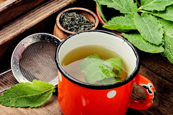 Заваренный Вкусный Травяной Чай Шалфеем Ретро Фоне — стоковое фото