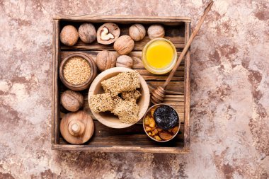 Kuru Kayısı, susam, fındık, Kuru üzüm ve kuru erik bal ile dokunulmazlık için diyet şeker