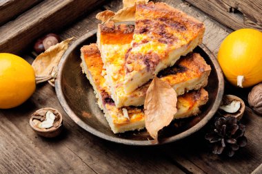 Rustik arka plan üzerinde sonbahar ev yapımı kabak pasta. Sonbahar gıda