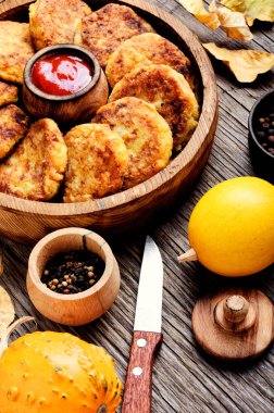 Vejetaryen pirzola sonbahar ahşap bir masaya kabak. Sonbahar gıda