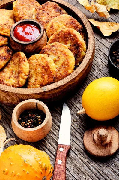 Vejetaryen pirzola sonbahar ahşap bir masaya kabak. Sonbahar gıda