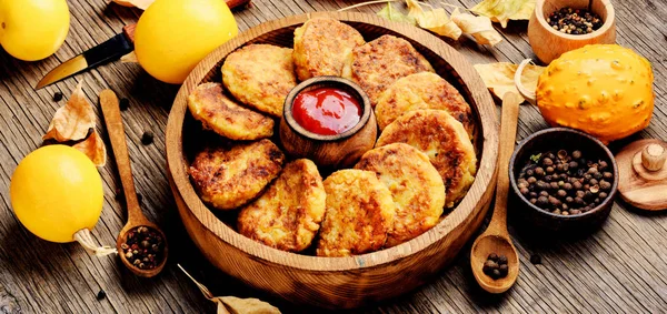 Sonbahar kabak dan vejetaryen sebze pirzola. Sonbahar gıda. Diyet kavramı