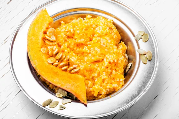 Hemlagad Välsmakande Gröt Med Orange Pumpa Vit Bakgrund Friska Frukost — Stockfoto