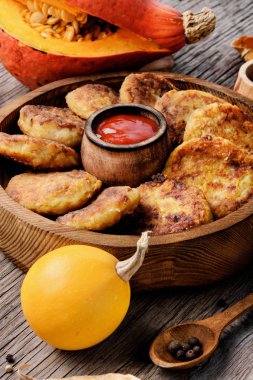 Sebze sonbahar kabak dan beşamel sos. Sonbahar gıda. Vejetaryen yiyecekler.