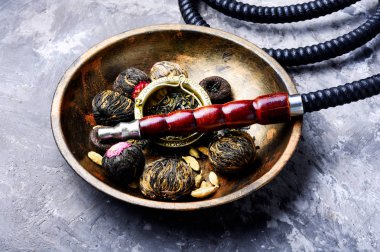 Aroma relax için çay ile Türk shisha nargile. Nargile ve çay