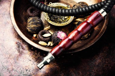 Aroma relax için çay ile Türk shisha nargile. Nargile ve çay