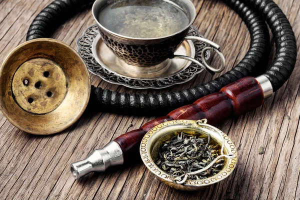 土耳其水烟水烟 配芳香茶放松身心 水烟和茶 — 图库照片