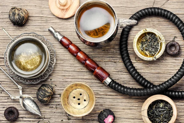 Aroma Relax Için Çay Ile Oryantal Shisha Nargile Arap Nargile — Stok fotoğraf