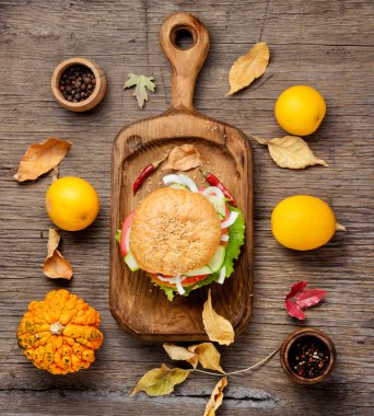 Taze sebze ve kabak pirzola ile diyet hamburger. İştah açıcı squash Burger