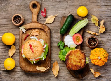Taze sebze ve kabak pirzola ile diyet hamburger. İştah açıcı squash Burger