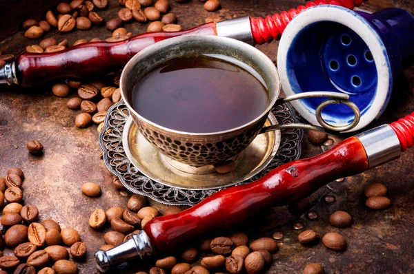 リラックスの香りコーヒー東洋シーシャの水ギセル コーヒーを飲みながらモダンな水ギセル 伝統的なアラビアの使者 — ストック写真