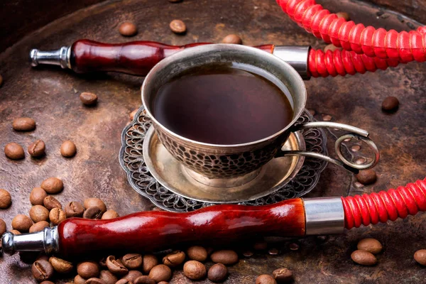 リラックスの香りコーヒー東洋シーシャの水ギセル コーヒーを飲みながらモダンな水ギセル 伝統的なアラビアの使者 — ストック写真