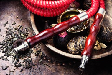 Aroma relax için çay ile Türk shisha nargile. Nargile ve çay