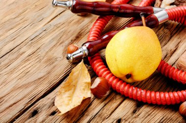 Aroma relax için armut ile oryantal shisha nargile. Armut shisha. Sonbahar nargile menüsünde