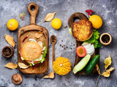 Taze sebze ve kabak pirzola ile diyet hamburger. İştah açıcı squash Burger. Sonbahar menüsünde