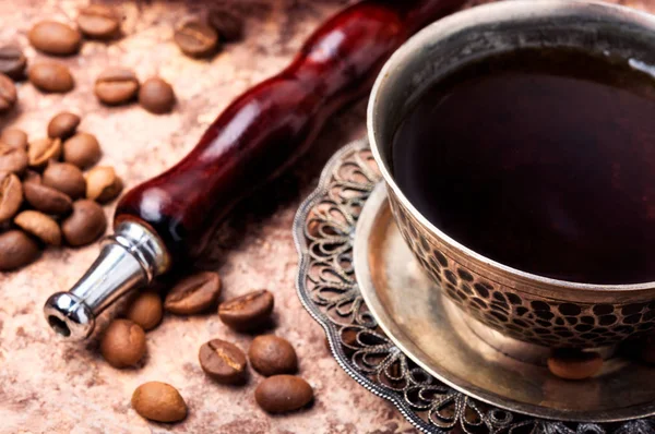 コーヒーと水ギセル マウスピースでスタイリッシュなコーヒー カップ アラビアの使者とコーヒー — ストック写真