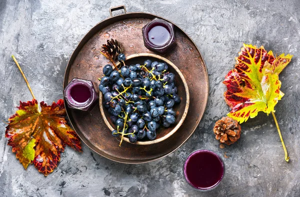 玻璃和葡萄水果中的红葡萄汁 — 图库照片