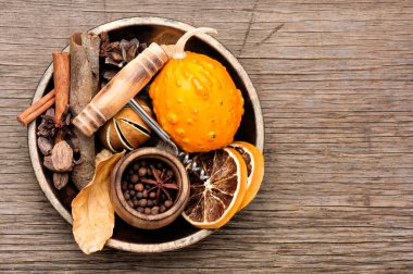 Baharat ve malzemeleri kış ve sonbahar için mulled şarap iç. Boşaltmak için metin