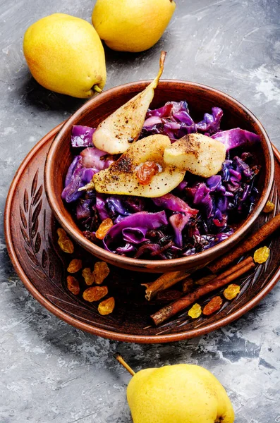 Salada Repolho Vermelho Com Pêra Passas Canela — Fotografia de Stock