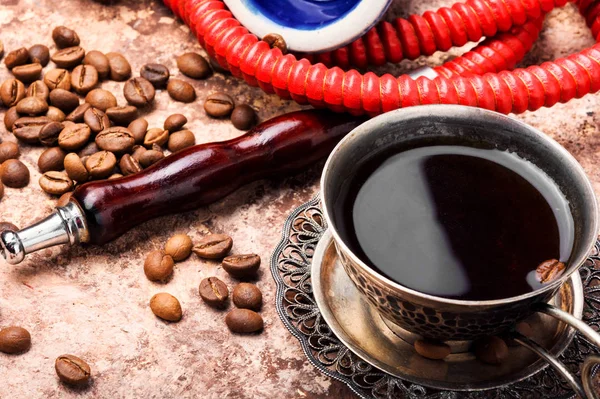 コーヒーと水ギセル マウスピースでスタイリッシュなコーヒー カップ アラビアの使者とコーヒー シーシャのコンセプト — ストック写真