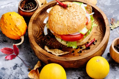 Taze sebzeli diyet hamburger ve balkabağı pirzolası. Sebzeli diyet hamburger..
