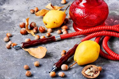 Armut lezzet ile iki ağızlıkların ile oryantal sigara nargile. Shisha reklam
