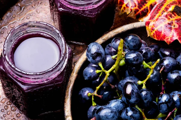 Röd Druvjuice Glas Och Grape Frukt — Stockfoto