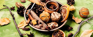 Yeşil bir arka plan üzerinde mulled şarap için malzemeler. Sonbahar içki mulled şarap