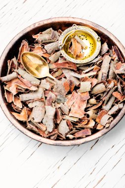 Beyaz bir arka plan üzerinde kavak kabuk uyuşturucu. Alternatif Tıp Bitkisel.