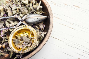 Rustik ahşap arka plan üzerinde adaçayı yaprakları kurutulur. Bitkisel ilaç. Şifalı otlar. Alternatif Tıp Bitkisel