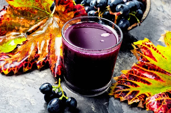 玻璃和葡萄水果中的红葡萄汁 天然健康饮料 — 图库照片