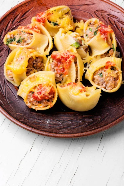 Conchas Pasta Rellenas Estilo Italiano Con Carne Sobre Fondo Blanco —  Fotos de Stock