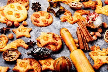 Şekerli portakalla süslenmiş Noel kurabiyeleri.