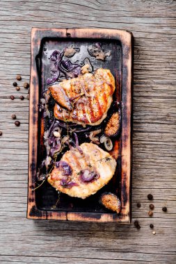 Ahşap kesme tahtasında servis edilen baharatlı biftek.