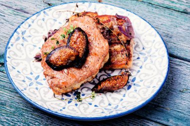 Ahşap arka planda ızgara biftek. Izgara et.