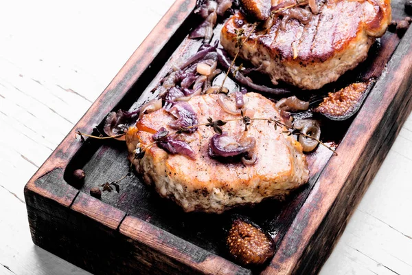 Steak Croustillant Cuit Aux Épices Servi Sur Planche Découper Bois — Photo