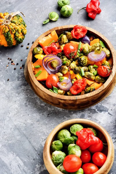 Höstsallad Rostade Grönsaker Sallad Från Pumpa Brysselkål Tomater Och Lök — Stockfoto