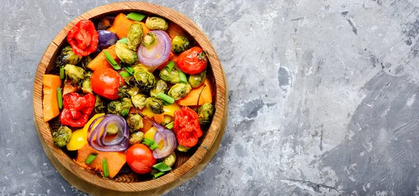 Autumn Salad Baked Vegetables Salad Pumpkin Brussels Sprouts Tomatoes Onions — Stock Photo, Image